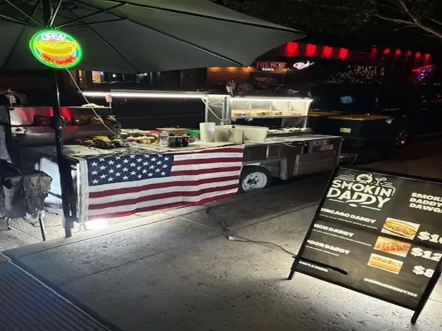 Smokin' Daddy's Dawgs cart at night