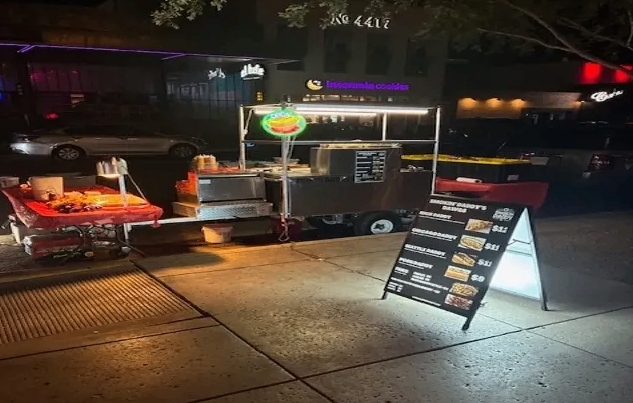 Smokin' Daddy's Dawgs cart in Old Town Scottsdale